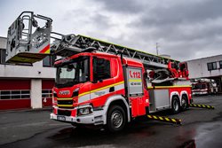 Profesionální hasiči v Mělníku mají nový automobilový žebřík
