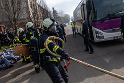 Složky IZS nacvičovaly zásah při požáru eskortního autobusu se třemi desítkami vězňů