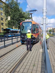 Muže sraženého tramvají vyprostili hasiči