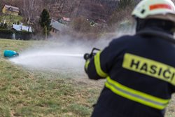 Požár propanbutanové láhve v Komorní Lhotce zvládl majitel ručním přístrojem, hasiči ji vynesli a ochladili