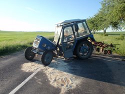 Rozpůlený traktor blokoval komunikaci