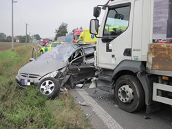 Zaklíněného řidiče vyprostili z auta hasiči