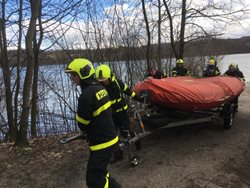 Hasiči zachraňovali „zimního“ surfaře na Těrlické přehradě