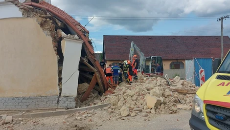 Hororový scénář: Muž se převrátil u kaple, záchranáři zasahují