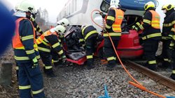 Střet vlaku s osobním vozem nepřežily dvě osoby