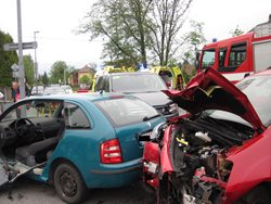 Nehoda tří vozidel. Hasiči museli jednu osobu vyprostit. Zraněné transportoval vrtulník