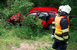 Auto narazilo do stromu, dva lidé byli zraněni.Dopravní nehoda u Mnichovského Týnce