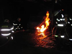 Noční zásah tří jednotek hasičů ve Velkých Karlovicích na Vsetínsku kde hořelo zaparkované vozidlo od nějž  se plameny rozšířily i na dřevěný přístřešek