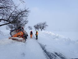 Na Opavsku hasiči vyprošťovali sypač ze zasněženého příkopu 