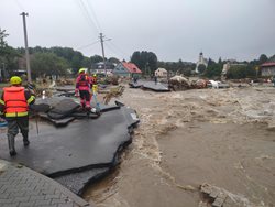 Video: Pozemní záchrany přímo z kabiny hasičské cisterny