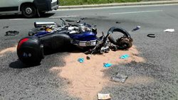 K nehodě motocyklu s autem na Pardubicku přiletěl i vrtulník