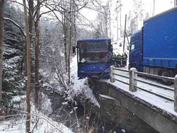 Autobus visel nad potokem