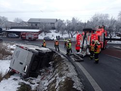 Hasiči vyprošťovali dodávku u nehody 3 vozidel v obci Vrchy