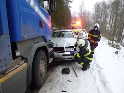 U Dolní Kalné došlo ke střetu osobního vozu s nákladním