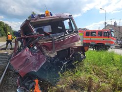 Dvě zraněné osoby si vyžádala nehoda vlaku a nákladního automobilu