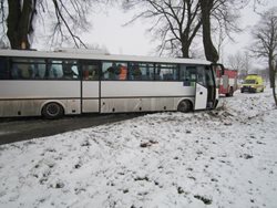 Při dopravní nehodě autobusu v Ústeckém kraji byli dva lidé zraněni.  