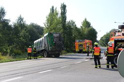 Tragická nehoda auta seniora s „popeláři“