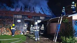 Požár stodoly na Českobrodsku likvidovali hasiči