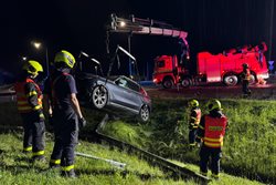Při nehodě osobního vozidla, museli hasiči vyprostit spolujezdkyni