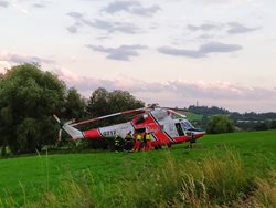 Tři vážně zranění po srážce motocyklu a čtyřkolky na polní cestě na Benešovsku