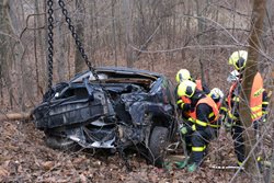 Ostravští hasiči vyprošťovali řidiče volva v lesíku