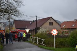 Při požáru střechy rodinného domu na Berounsku zasahovalo pět jednotek