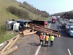 Převrácený kamion s kládami zablokoval plzeňskou dálnici u Berouna