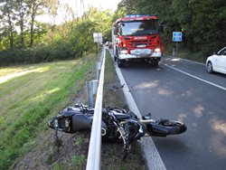 Motorkář letěl několik metrů a dopadl až na pole