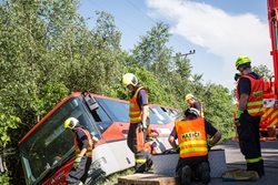 Dvěma osobám pomáhali hasiči z havarovaného autobusu, po nehodě začal hořet