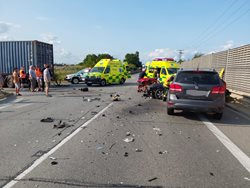 Hasiči vyprostili z vraku auta zraněného spolujezdce i řidiče