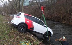 Vozidlo po dopravní nehodě  z řeky vytáhli hasiči v Solnici. Řidič skončil v péči záchranářů. K vyproštění automobilu použili hasiči jeřáb. 