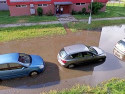 Bouřka v Olomouci: Hasiči čerpali vodu ze sklepů a řešili požár dílny