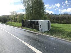 Ve Vlkavě se převrátil na bok autobus plný dětí