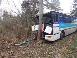 Na Příbramsku boural autobus s mladými fotbalisty