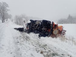 Hasiči vyprošťovali na Krnovsku zapadlý sypač