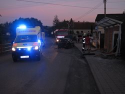 Včera večer auto poničilo autobusovou zastávku. Byly zraněny dvě osoby, kterým hasiči poskytli předlékařskou pomoc. 