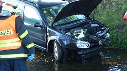 V Tiché na Novojičínsku skončil osobní automobil v potoce, vytáhnout ho musela vyprošťovací Tatra