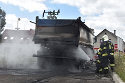 Auto při zvedání korby poškodilo dráty elektrického napětí a začalo hořet