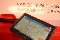 V Poličce vůz narazil do obchodu. Zraněni dva chodci