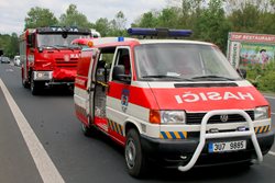 Auto převrácené na bok na Lounsku Při nehodě byli zraněni dva lidé.  