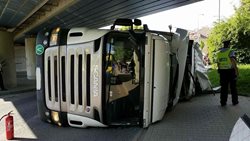 Kamion pod mostem i nehoda autobusu s dodávkou v Pardubickém kraji