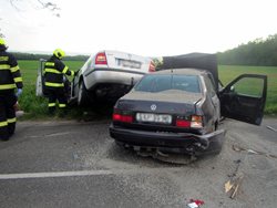 Těžká nehoda si vyžádala tři zraněné. Spolujezdce museli hasiči vyprošťovat.