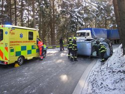 Na zledovatělé komunikaci se střetlo osobní auto s náklaďákem