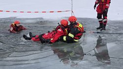 Záchrana na ledu: Hasiči z Příbrami cvičili v mrazivých podmínkách