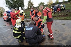 Hasiči z havarovaného vozu vyprostili zraněnou ženu.  