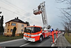 Požár podkroví rodinného domu. Ohleduplným zásahem hasiči zachránili dům i střešní krytinu