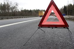 Dopravní nehoda dodávky u Kladrub při které byl zraněn řidič  