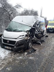 Střet nákladního vozidla a dodávky na silnici č. 33 u Lochenic