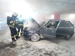 V garážích nákupního centra v Hradci Králové hořel osobní automobil