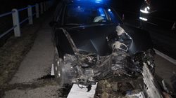 Osobní automobil poškodil sloup veřejného osvětlení.